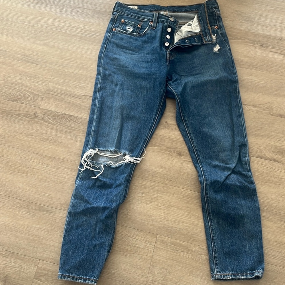 Levi distressed 501 skinny size 27 jeans.